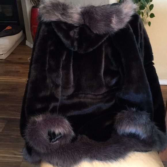 💕❤️💕Faux fur coat ❤️💕❤️ - Picture 5 of 8
